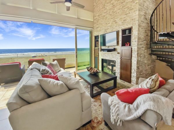 Mission Beach Four Bedroom Family Home Right on the Beach