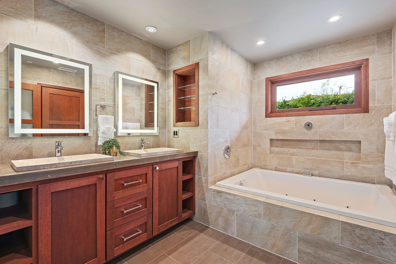Montecito Lovely 4 Bedroom Vacation Home with Pool