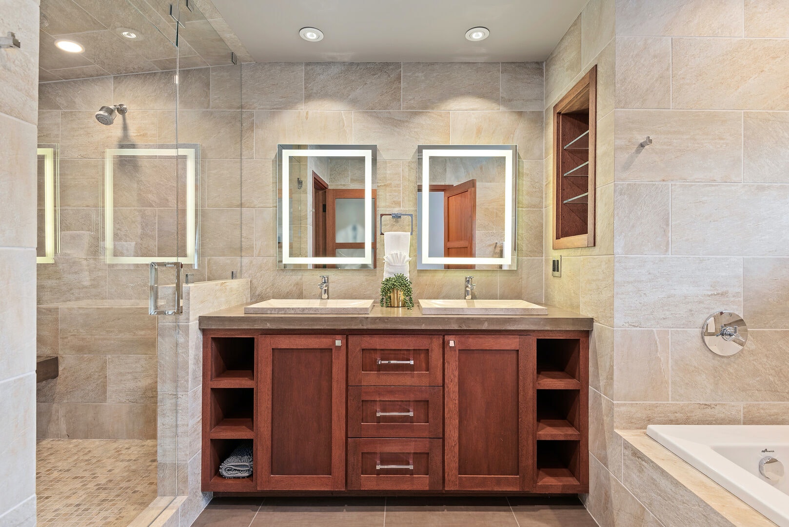 Montecito Lovely 4 Bedroom Vacation Home with Pool