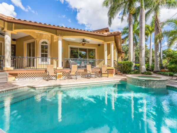 Sarasota Vacation Rental - Walk to Beach - 4 Bedrooms