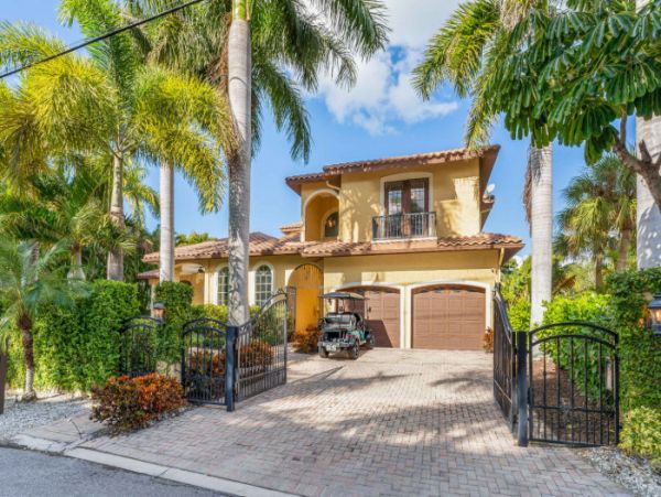 Sarasota Vacation Rental - Walk to Beach - 4 Bedrooms