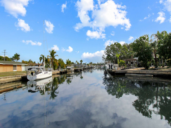 Canal Front Vacation Pool Home in Bradenton Sleeps 10 Guests