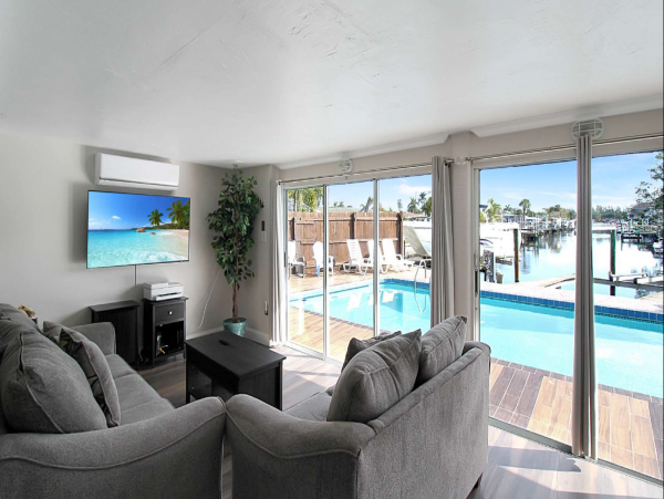 Canal Front Vacation Pool Home in Bradenton Sleeps 10 Guests