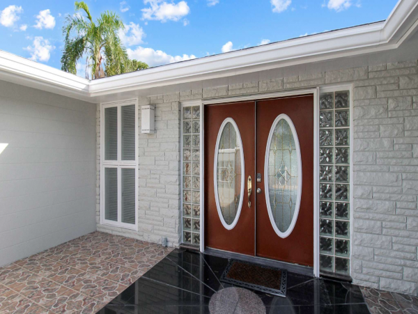 Canal Front Vacation Pool Home in Bradenton Sleeps 10 Guests