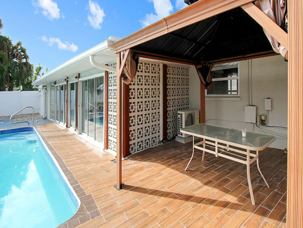 Canal Front Vacation Pool Home in Bradenton Sleeps 10 Guests