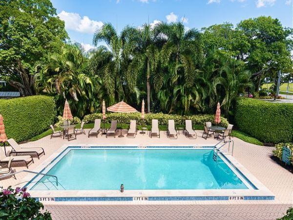 Naples Walk to Beach Two Bedroom Vacation Condo Sleeps 4