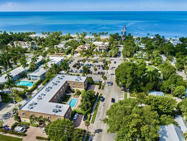 Naples Walk to Beach Two Bedroom Vacation Condo Sleeps 4
