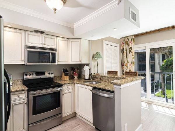 Naples Walk to Beach Two Bedroom Vacation Condo Sleeps 4