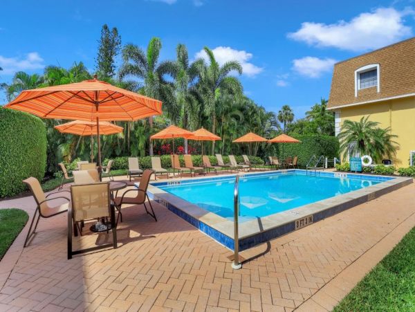Naples Walk to Beach Two Bedroom Vacation Condo Sleeps 4