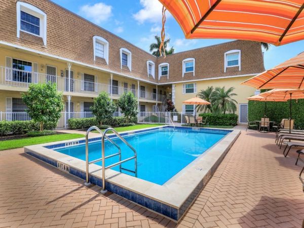 Naples Walk to Beach Two Bedroom Vacation Condo Sleeps 4