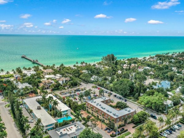 Naples Walk to Beach Two Bedroom Vacation Condo Sleeps 4