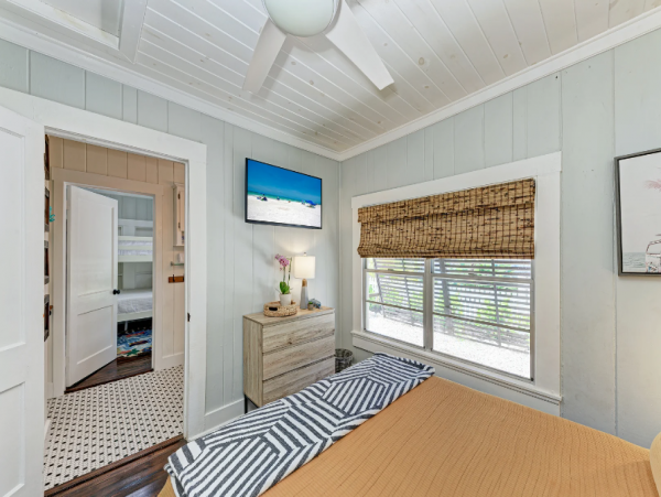 Bradenton 3 Bedroom Home with Boat Dock Sleeps 8