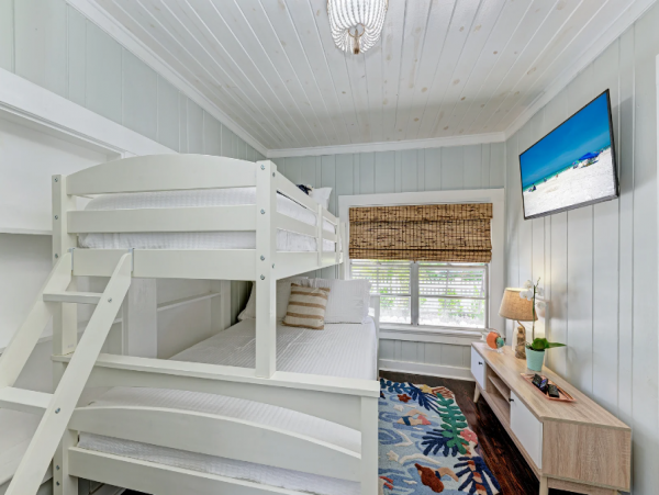 Bradenton 3 Bedroom Home with Boat Dock Sleeps 8