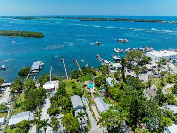Bradenton 3 Bedroom Home with Boat Dock Sleeps 8