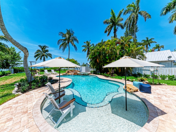 Bradenton 3 Bedroom Home with Boat Dock Sleeps 8