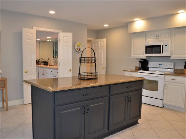 7-9 Min Walk to Beach Four Bedroom Pool Home in Hilton Head