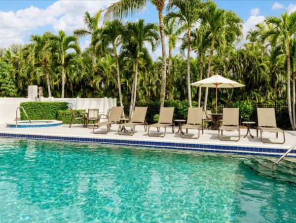 Charming Marco Island 2 Bedroom Condo Sleeps 6 Communal Pool