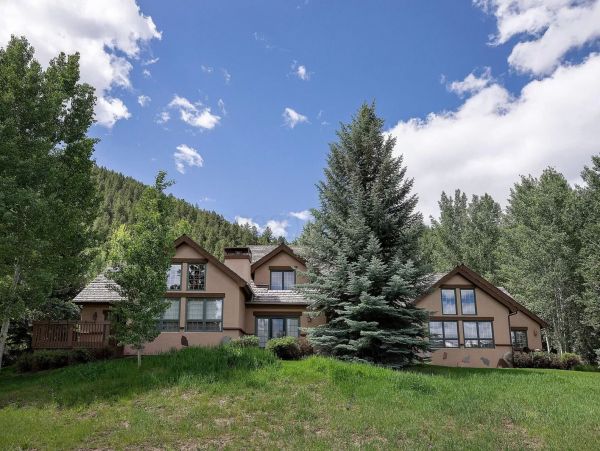 Avon Three Level Home with 5 Bedrooms Sleeps 18