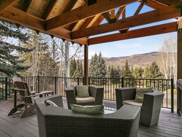 Avon Three Level Home with 5 Bedrooms Sleeps 18