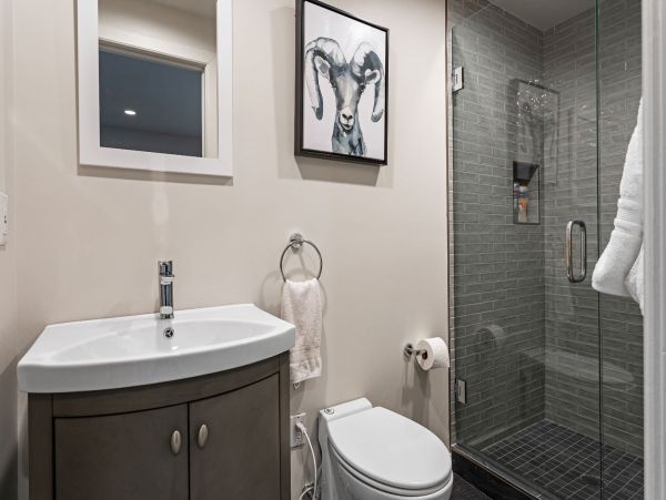 Avon Three Level Home with 5 Bedrooms Sleeps 18