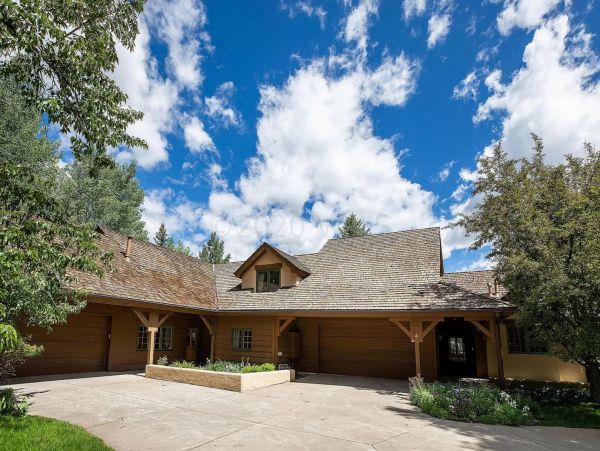 Avon Three Level Home with 5 Bedrooms Sleeps 18