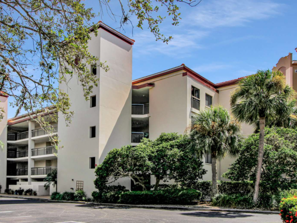 Spacious 3 Bedroom Condo Community Pool & Canal Access