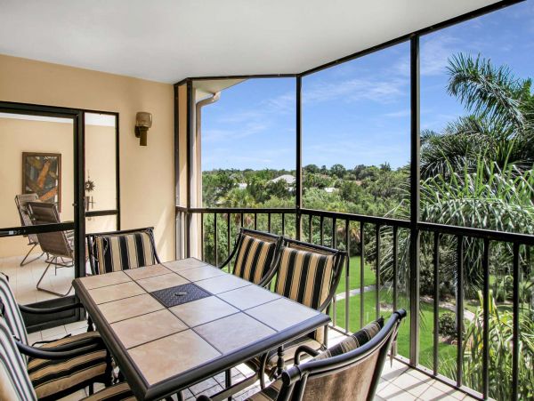 Spacious 3 Bedroom Condo Community Pool & Canal Access