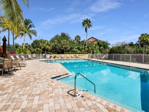 Spacious 3 Bedroom Condo Community Pool & Canal Access