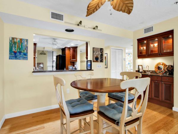 Spacious 3 Bedroom Condo Community Pool & Canal Access