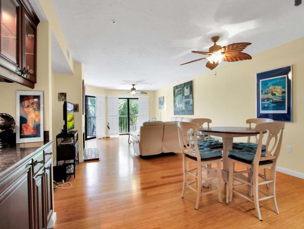 Spacious 3 Bedroom Condo Community Pool & Canal Access