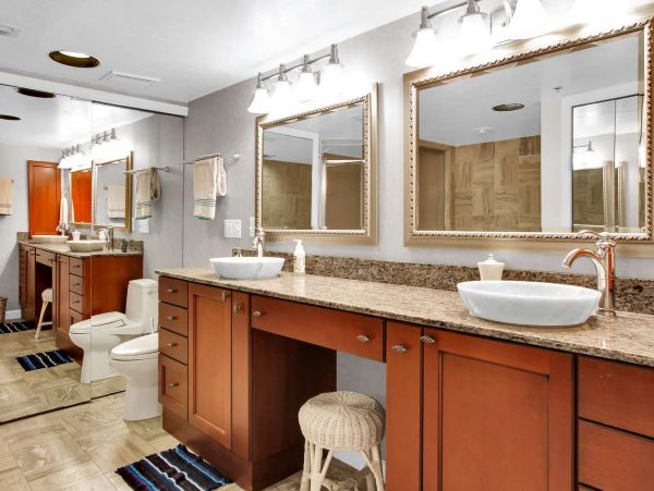 Spacious 3 Bedroom Condo Community Pool & Canal Access