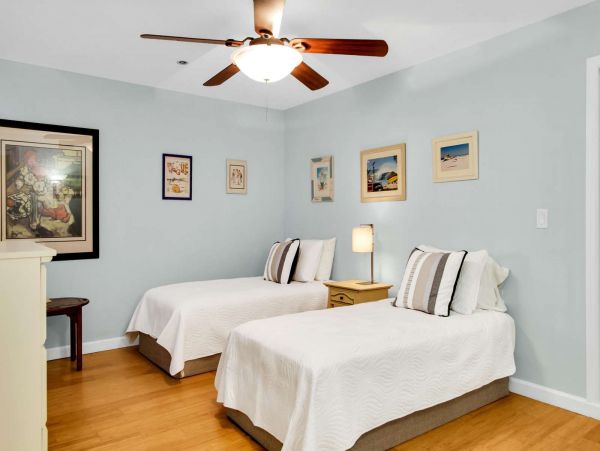 Spacious 3 Bedroom Condo Community Pool & Canal Access