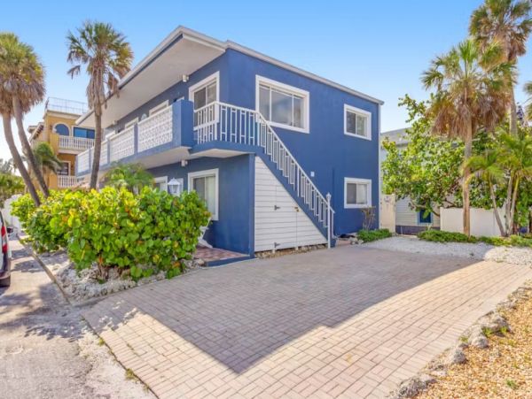 Bradenton Beach 2 Bedroom Condo Walk to Beach Sleeps 6