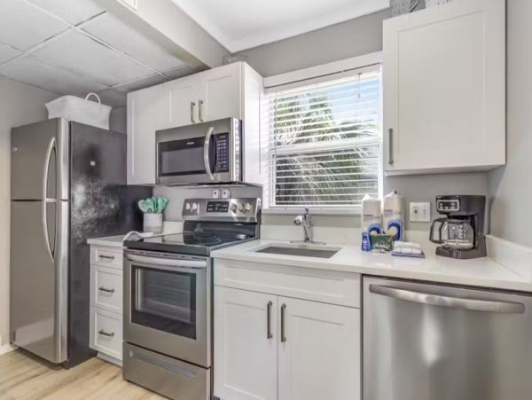 Bradenton Beach 2 Bedroom Condo Walk to Beach Sleeps 6