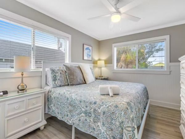 Bradenton Beach 2 Bedroom Condo Walk to Beach Sleeps 6