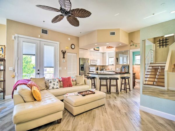 Coastal Four Bedroom Townhome Steps to Clearwater Beach