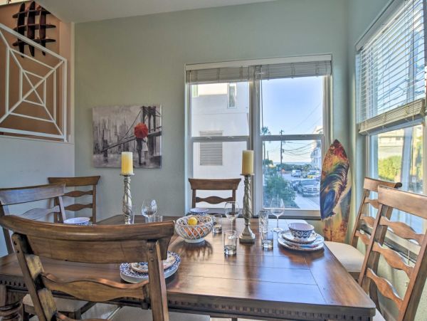 Coastal Four Bedroom Townhome Steps to Clearwater Beach