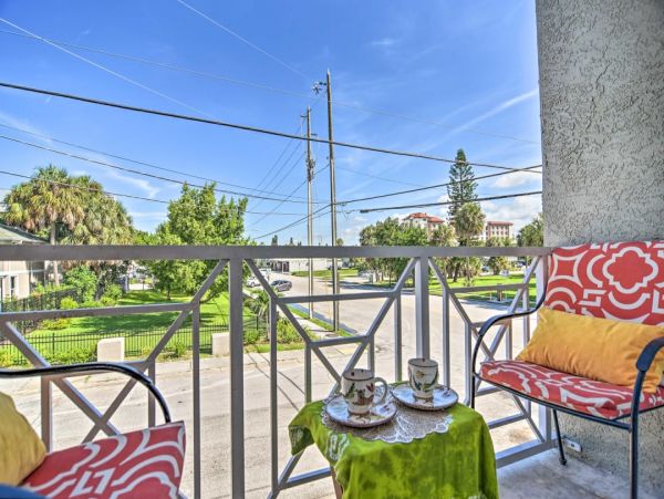 Coastal Four Bedroom Townhome Steps to Clearwater Beach