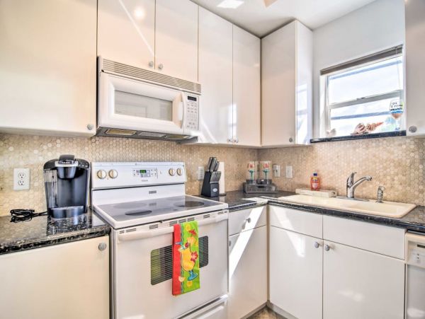 Coastal Four Bedroom Townhome Steps to Clearwater Beach
