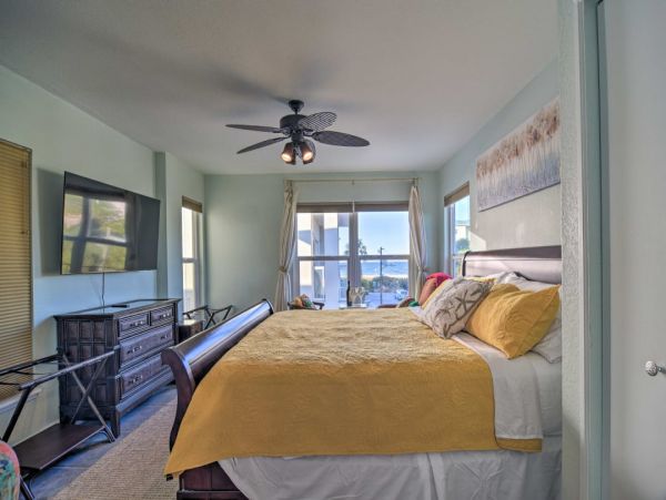 Coastal Four Bedroom Townhome Steps to Clearwater Beach