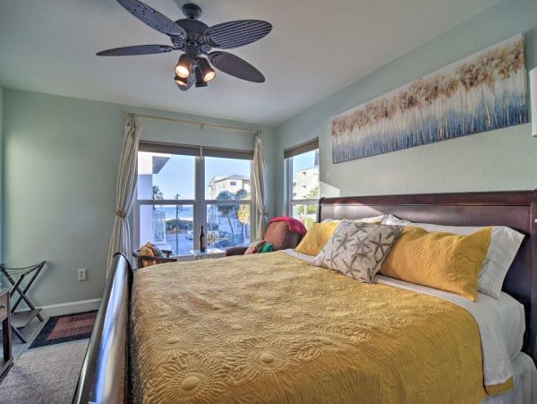Coastal Four Bedroom Townhome Steps to Clearwater Beach