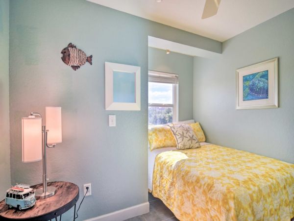Coastal Four Bedroom Townhome Steps to Clearwater Beach