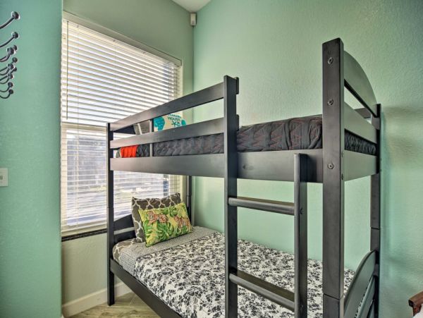 Coastal Four Bedroom Townhome Steps to Clearwater Beach