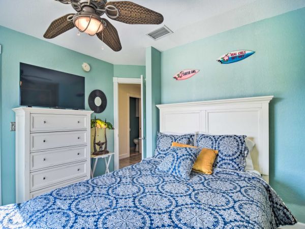 Coastal Four Bedroom Townhome Steps to Clearwater Beach