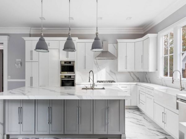 Luxury Hamptons 7 Bedroom Home with Pool & Spa Sleeps 14