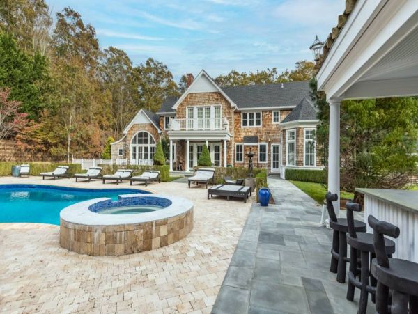 Luxury Hamptons 7 Bedroom Home with Pool & Spa Sleeps 14