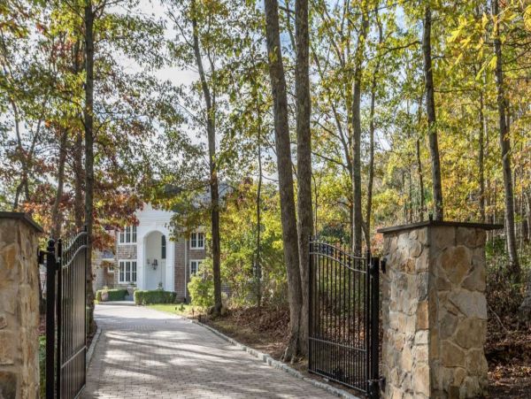 Luxury Hamptons 7 Bedroom Home with Pool & Spa Sleeps 14