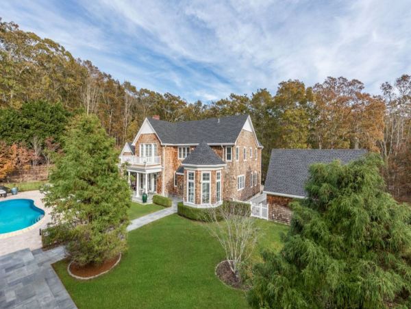 Luxury Hamptons 7 Bedroom Home with Pool & Spa Sleeps 14