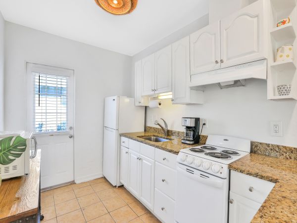 Beach Vacatiion Condo Sleeps 4 Guests in Anna Maria
