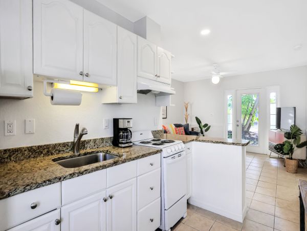 Beach Vacatiion Condo Sleeps 4 Guests in Anna Maria